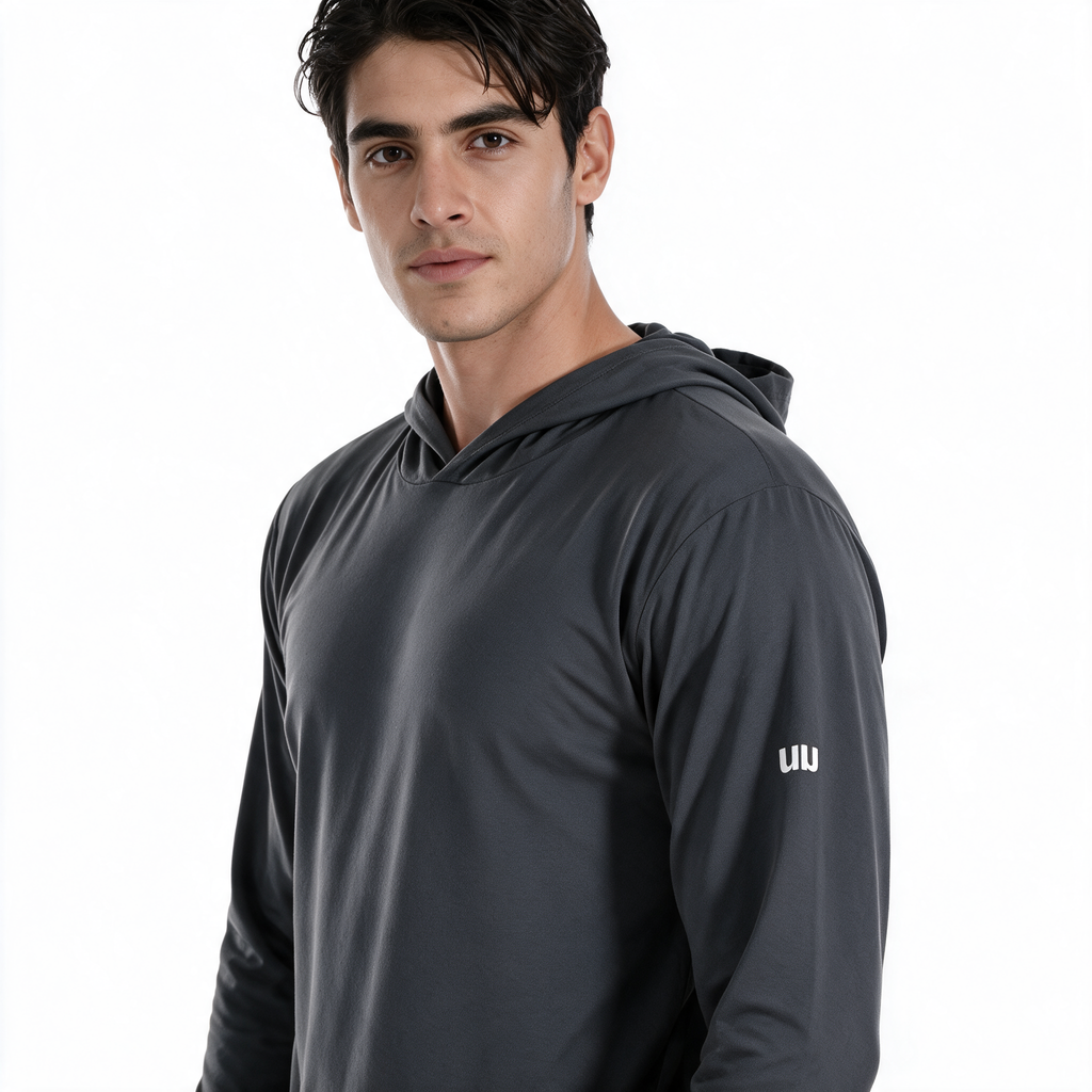 Primer plano de sudadera Blizzard gris oscuro TUUM para hombre, mostrando textura del tejido, capucha y logotipo blanco original en la manga.