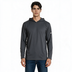 Vista lateral de hombre con sudadera Blizzard gris oscuro TUUM y jeans azul índigo, mostrando la capucha, el corte lateral y el logotipo en la manga sobre fondo blanco.
