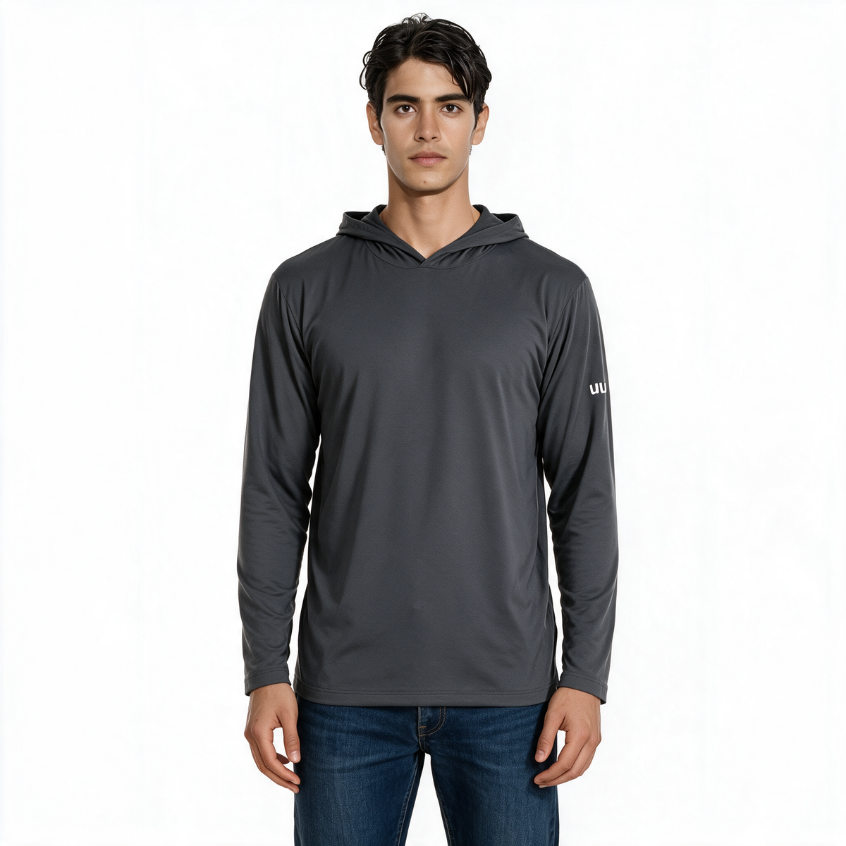Vista lateral de hombre con sudadera Blizzard gris oscuro TUUM y jeans azul índigo, mostrando la capucha, el corte lateral y el logotipo en la manga sobre fondo blanco.