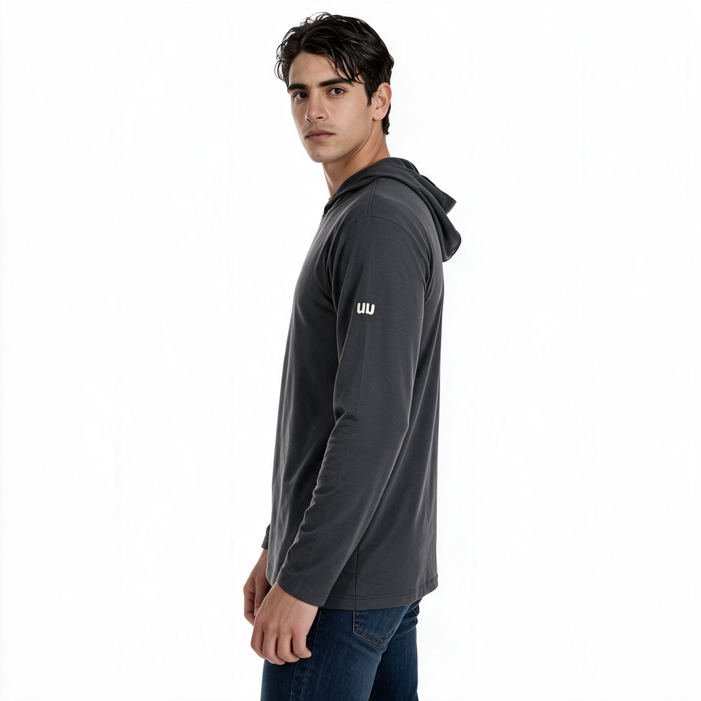 Vista posterior de hombre con sudadera Blizzard gris oscuro TUUM, capucha y mangas largas, combinada con jeans azul índigo sobre fondo blanco.