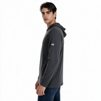 Vista posterior de hombre con sudadera Blizzard gris oscuro TUUM, capucha y mangas largas, combinada con jeans azul índigo sobre fondo blanco.