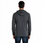 Vista posterior de hombre con sudadera Blizzard gris oscuro TUUM, capucha y mangas largas, combinada con jeans azul índigo sobre fondo blanco.
