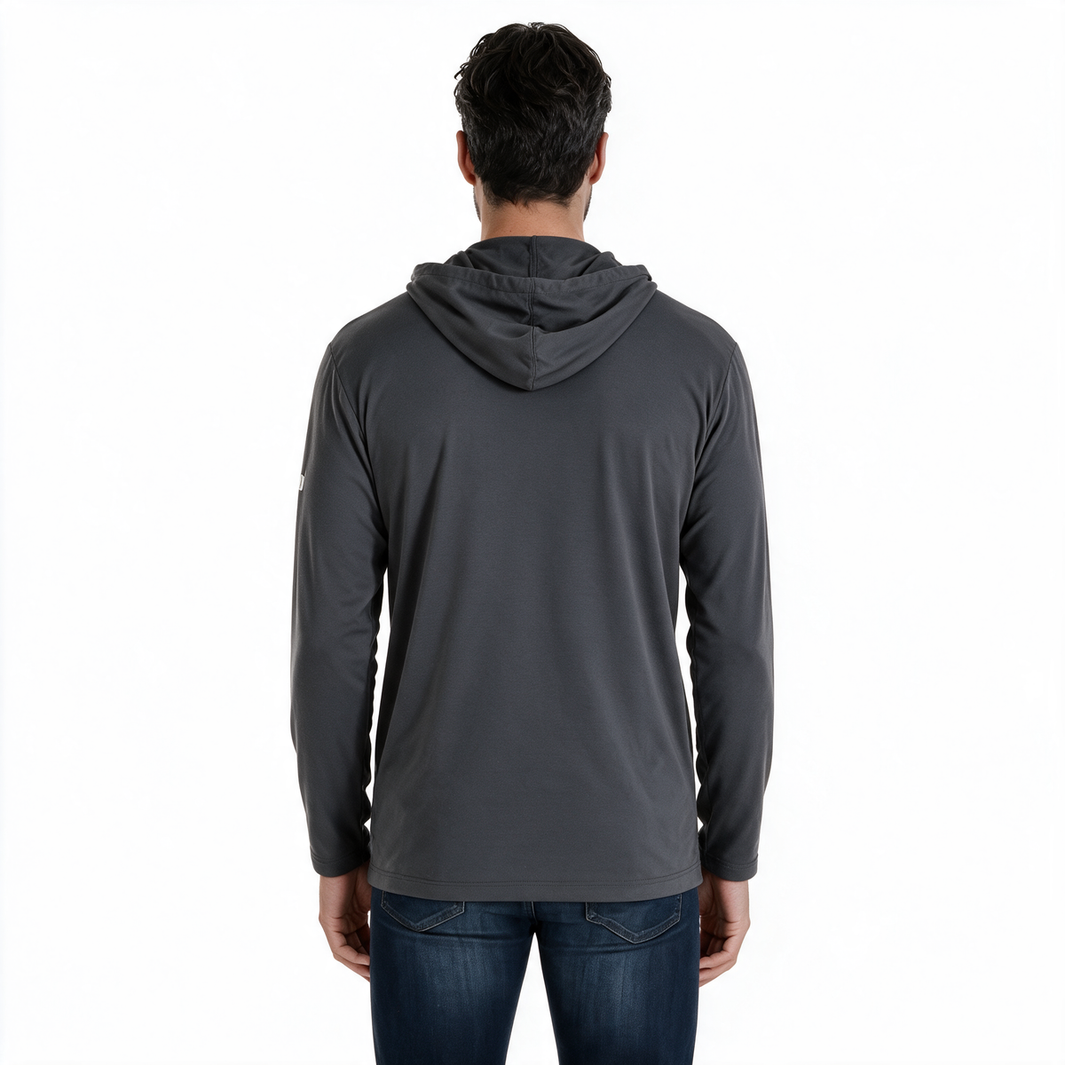 Vista posterior de hombre con sudadera Blizzard gris oscuro TUUM, capucha y mangas largas, combinada con jeans azul índigo sobre fondo blanco.