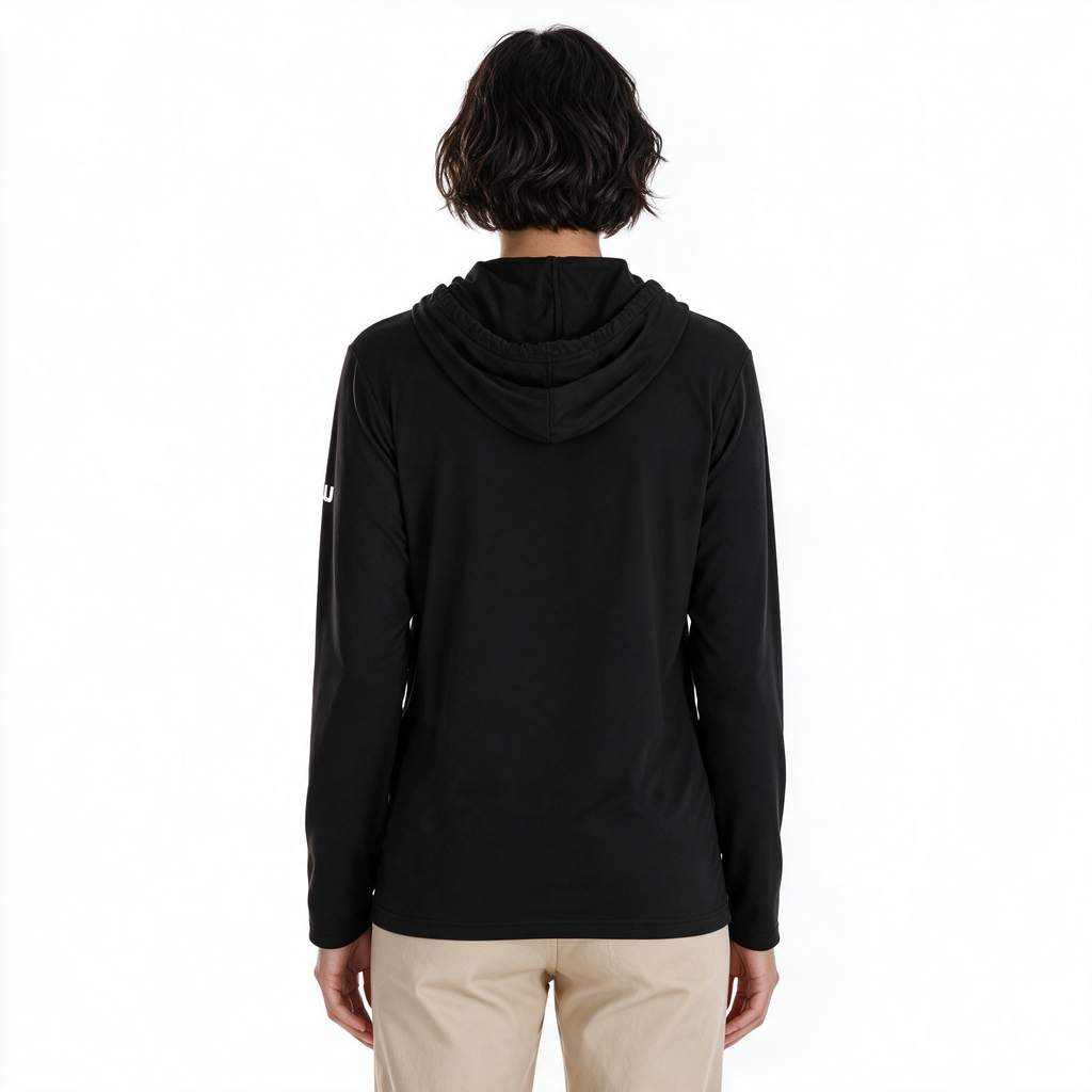 Primer plano de sudadera Blizzard negra TUUM para mujer, mostrando textura del tejido, capucha, costuras y logotipo blanco en la manga.