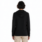 Primer plano de sudadera Blizzard negra TUUM para mujer, mostrando textura del tejido, capucha, costuras y logotipo blanco en la manga.