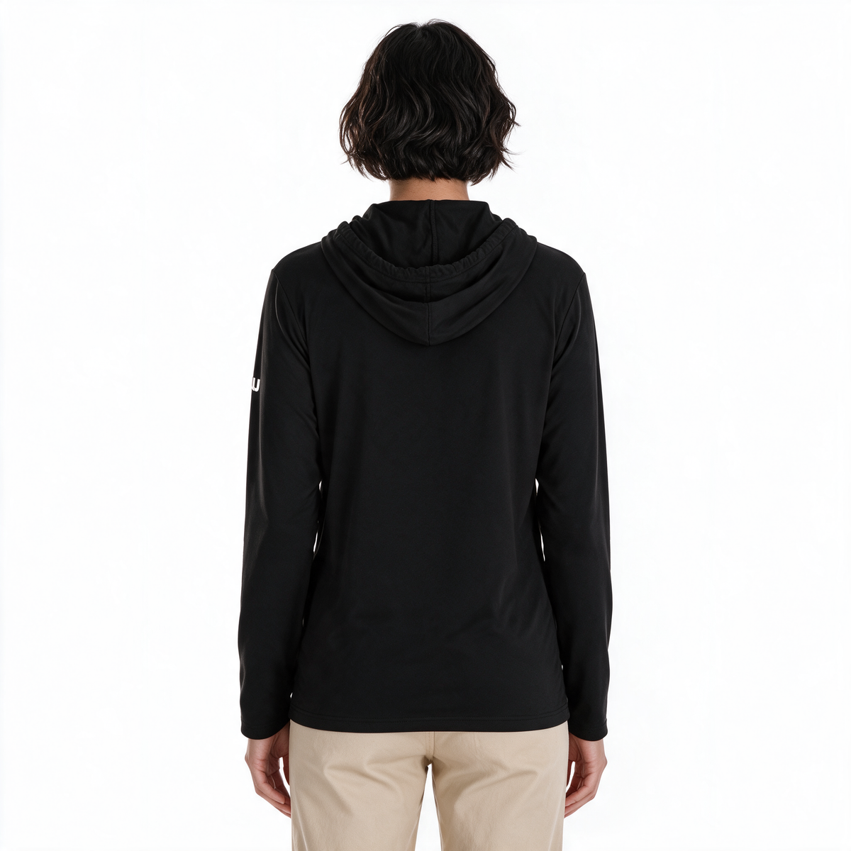 Primer plano de sudadera Blizzard negra TUUM para mujer, mostrando textura del tejido, capucha, costuras y logotipo blanco en la manga.