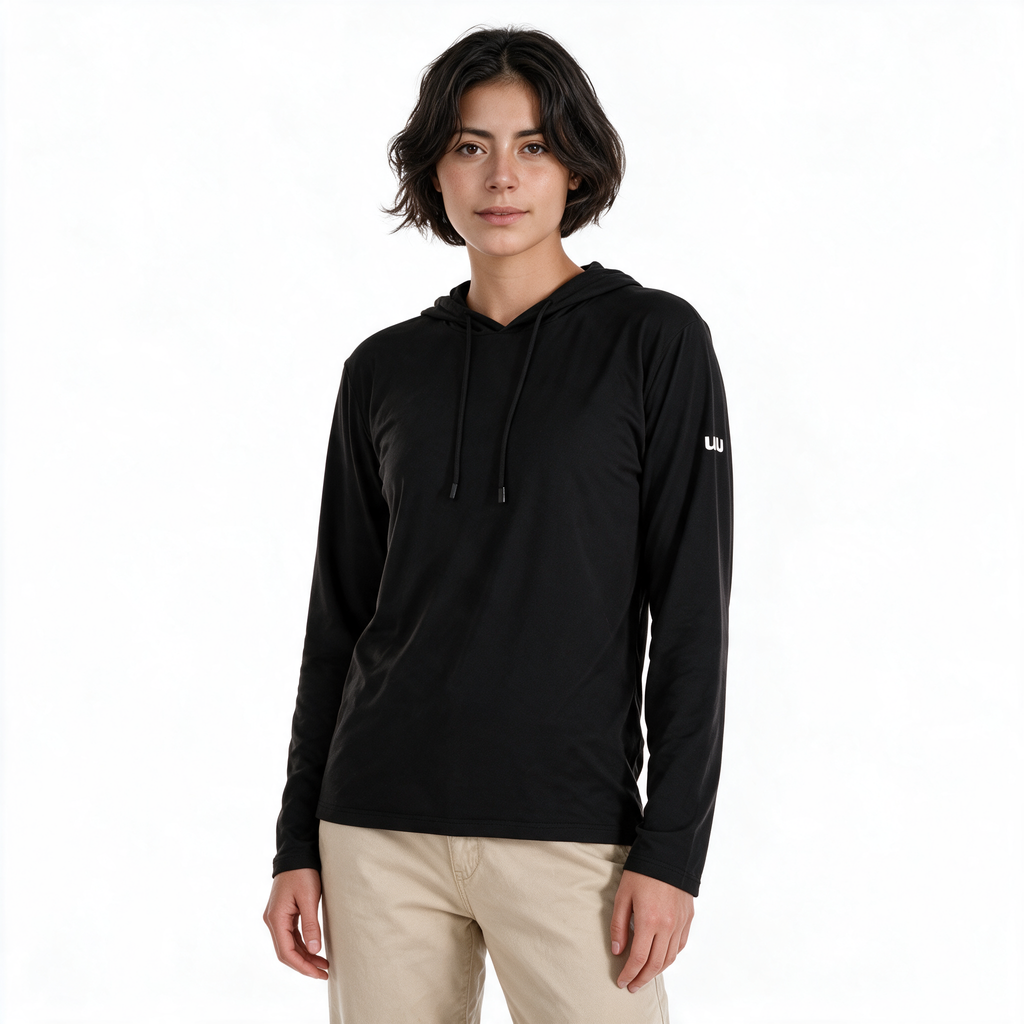 Mujer con sudadera Blizzard negra TUUM y pantalón beige arena de corte recto, fotografía frontal de producto sobre fondo blanco.