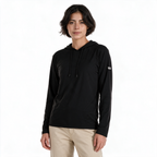Mujer con sudadera Blizzard negra TUUM y pantalón beige arena de corte recto, fotografía frontal de producto sobre fondo blanco.