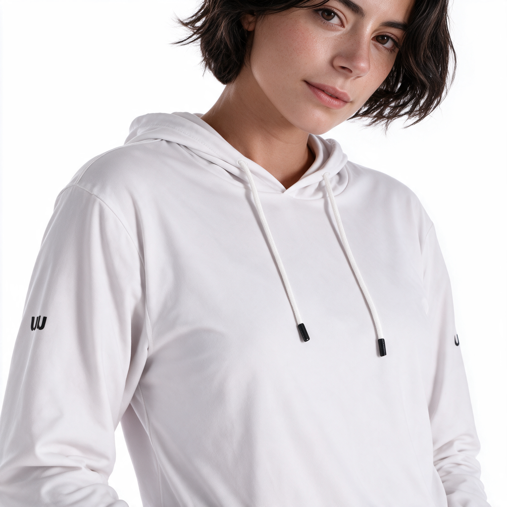Primer plano de sudadera Blizzard blanca TUUM mostrando capucha, cordones con terminales negros, textura del tejido y logotipo en la manga.