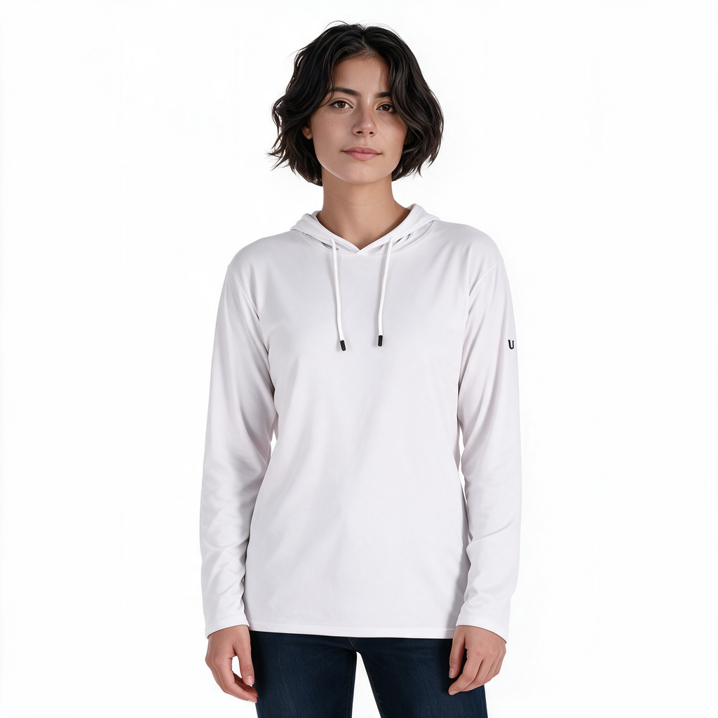 Mujer con sudadera Blizzard blanca TUUM de manga larga y capucha, vista frontal sobre fondo blanco para tienda online.