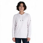 Mujer con sudadera Blizzard blanca TUUM de manga larga y capucha, vista frontal sobre fondo blanco para tienda online.