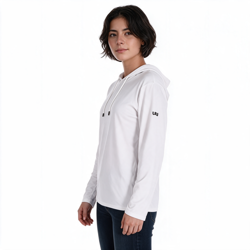 Modelo femenina luciendo sudadera Blizzard blanca TUUM con capucha, vista lateral de tres cuartos y logotipo negro en la manga.