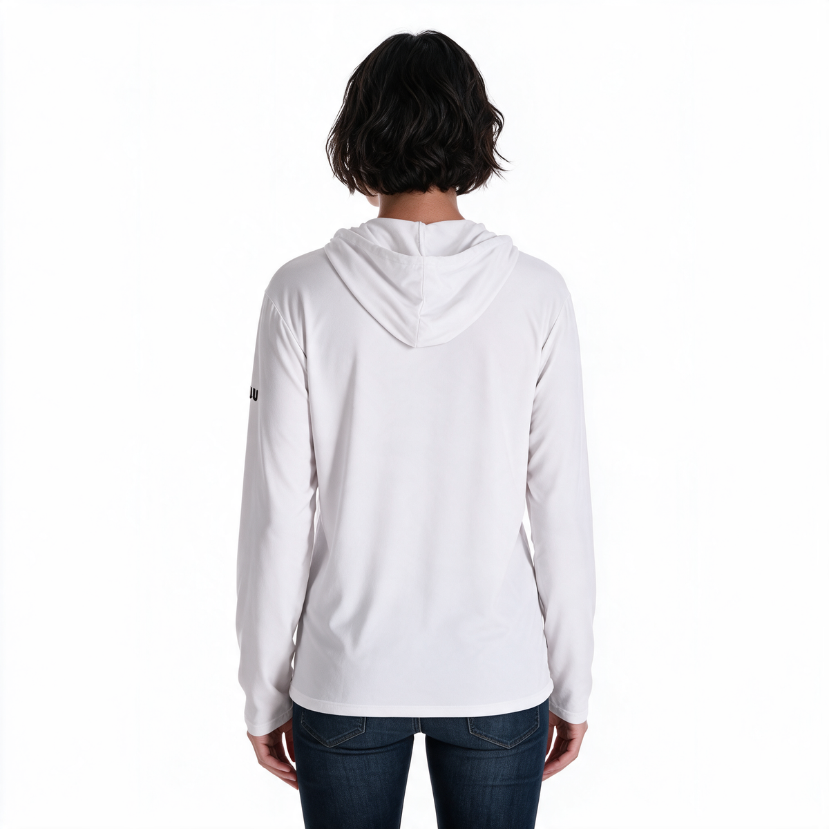 Vista posterior de modelo femenina con sudadera Blizzard blanca TUUM, capucha y mangas largas, mostrando el diseño de espalda y caída natural de la prenda.