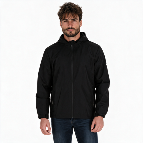 Hombre modelando chamarra TUUM Peak negra con capucha, cierre frontal y logotipo blanco en manga, combinada con pantalón beige sobre fondo blanco.