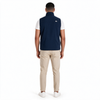 Vista posterior del chaleco TUUM Sahara azul marino para hombre, con logotipo blanco original en la parte superior derecha de la espalda.