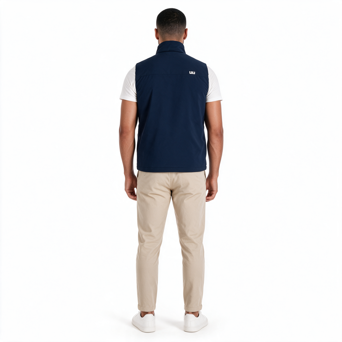 Vista posterior del chaleco TUUM Sahara azul marino para hombre, con logotipo blanco original en la parte superior derecha de la espalda.