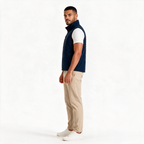 Vista lateral del chaleco TUUM Sahara azul marino para hombre, mostrando el ajuste, cuello alto y silueta de la prenda.